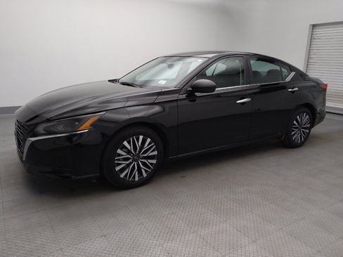 Used 2025 Nissan Altima 2.5 SV FWD image 2