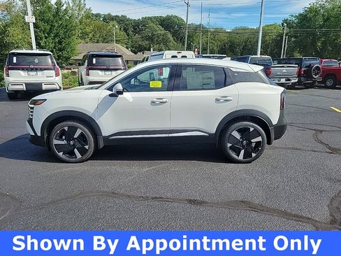 Used 2025 Nissan Kicks SR image 2