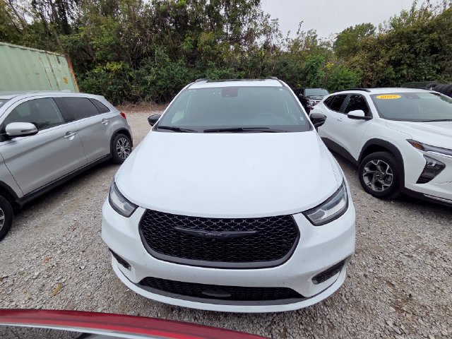 Used 2025 Chrysler Pacifica Limited FWD image 2