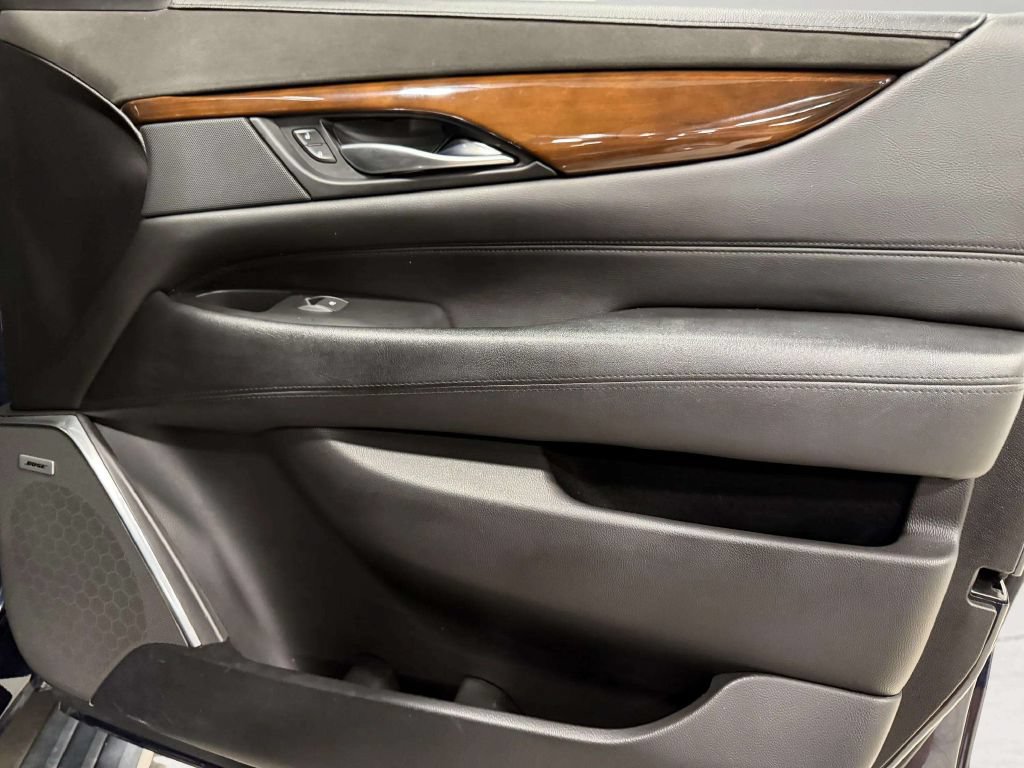 Used 2018 Cadillac Escalade Premium Luxury AWD/4WD image 33
