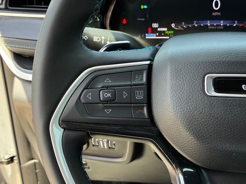 Used 2023 Jeep Grand Cherokee Trailhawk w/ Luxury Tech Group III AWD/4WD image 19