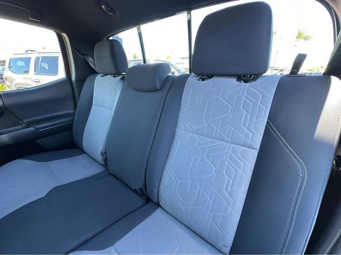 Used 2022 Toyota Tacoma TRD Off-Road image 9