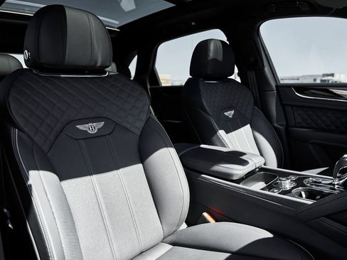 Used 2025 Bentley Bentayga AWD/4WD image 42