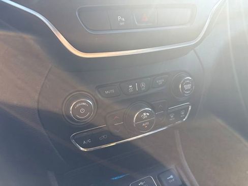 Used 2019 Jeep Cherokee Trailhawk w/ Cold Weather Group AWD/4WD image 18