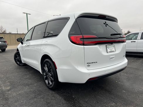 New 2026 Chrysler Pacifica Select image 9