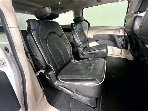 Used 2023 Chrysler Pacifica Limited FWD image 30