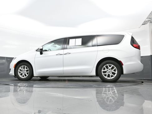 Used 2017 Chrysler Pacifica Touring Plus FWD image 28
