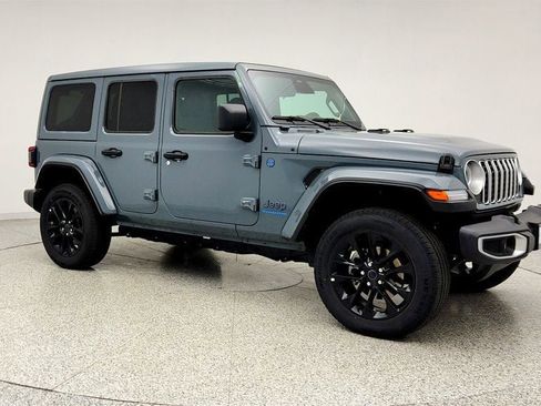 Used 2025 Jeep Wrangler Unlimited Sahara w/ Safety Group AWD/4WD image 3