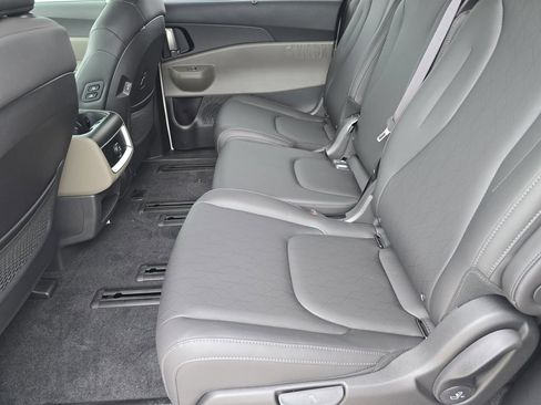 New 2026 Kia Carnival EX FWD image 17