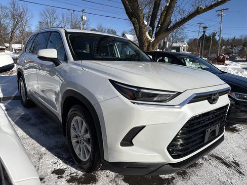 Used 2024 Toyota Grand Highlander XLE image 2