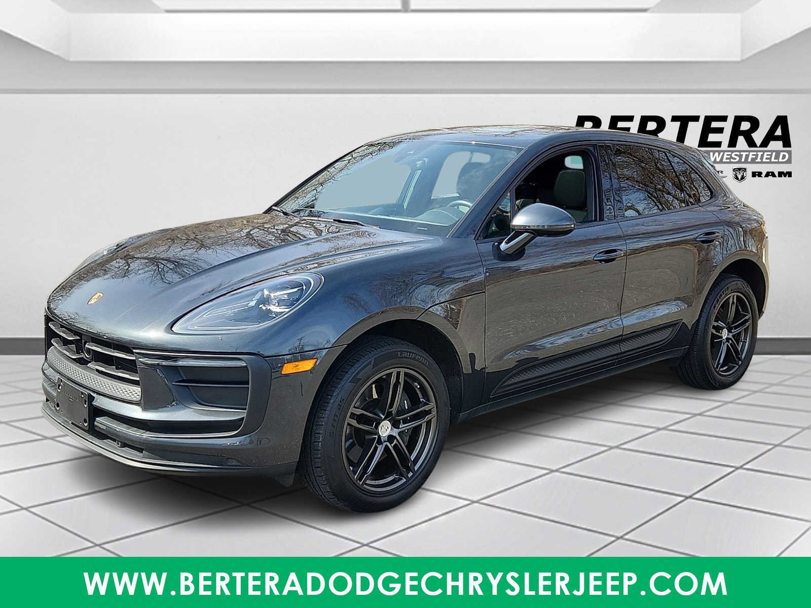 Used 2024 Porsche Macan AWD/4WD image 3