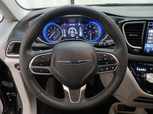 Used 2024 Chrysler Pacifica Touring-L FWD image 14