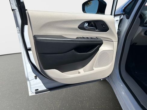 Used 2024 Chrysler Pacifica Limited FWD image 15