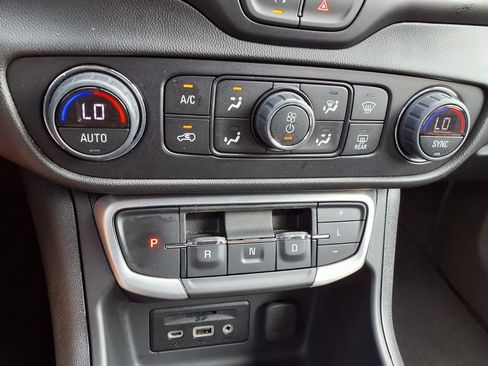 Used 2024 GMC Terrain SLT AWD/4WD image 8