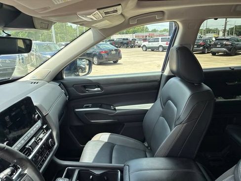 Used 2024 Nissan Pathfinder SL w/ SL Premium Package FWD image 16