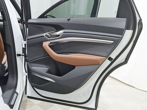 Used 2024 Audi Q8 e-tron Prestige image 37