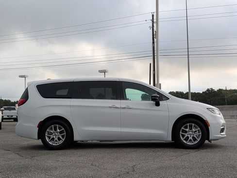 Used 2025 Chrysler Pacifica Select image 4