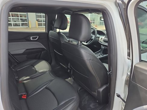 Used 2023 Jeep Compass Latitude AWD/4WD image 12