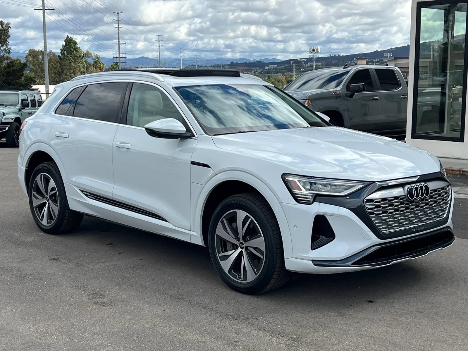 Used 2024 Audi Q8 e-tron Premium Plus AWD/4WD image 3