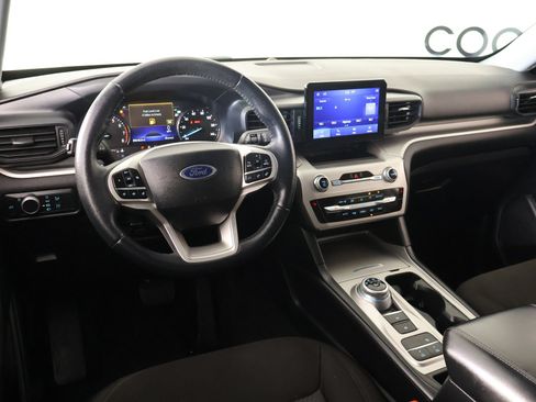 Used 2022 Ford Explorer XLT RWD image 2
