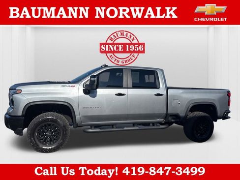 Used 2025 Chevrolet Silverado 2500 ZR2 w/ Technology Package AWD/4WD image 4