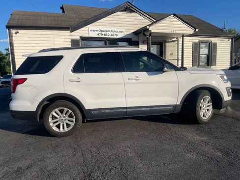 Used 2017 Ford Explorer XLT w/ Equipment Group 201A FWD image 9