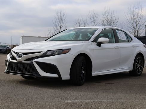 Used 2022 Toyota Camry SE image 3