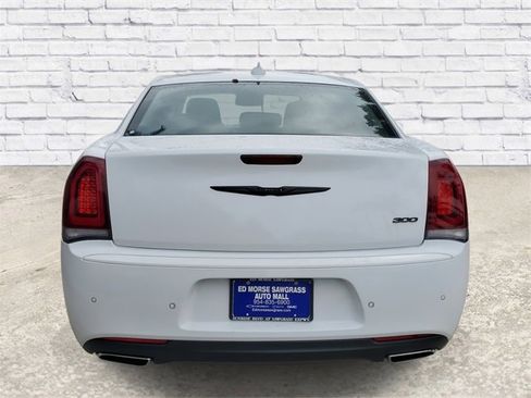 Used 2022 Chrysler 300 Touring L image 3
