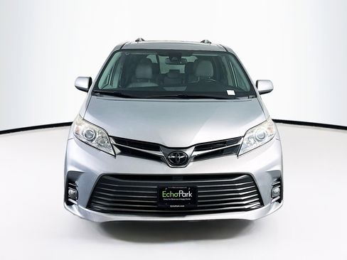 Used 2019 Toyota Sienna XLE image 2