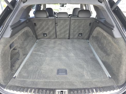 Used 2018 Bentley Bentayga AWD/4WD image 32