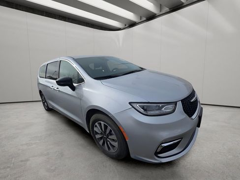 Used 2024 Chrysler Pacifica Select image 9