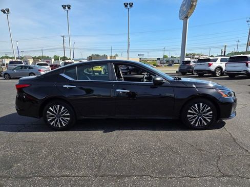 Used 2025 Nissan Altima 2.5 SV FWD image 9