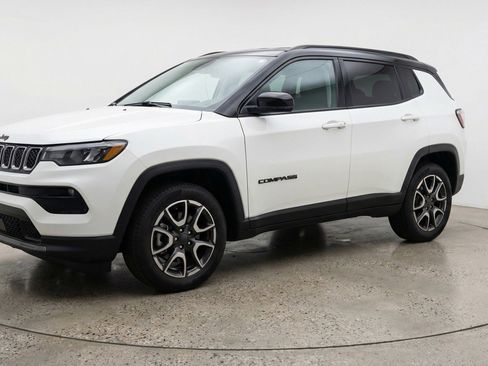 Used 2025 Jeep Compass Trailhawk w/ Trailer Tow Group AWD/4WD image 3