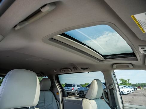 Used 2012 Toyota Sienna XLE FWD image 17