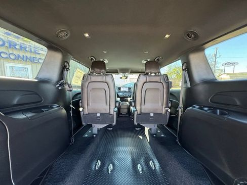 Used 2026 Chrysler Pacifica Select FWD image 13