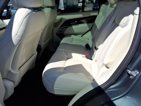 Used 2025 Land Rover Range Rover SE image 12