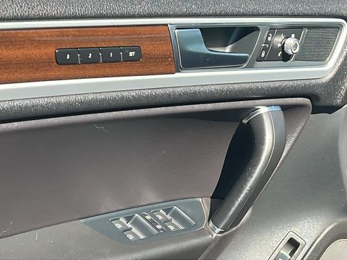 Used 2016 Volkswagen Touareg TDI AWD/4WD image 22