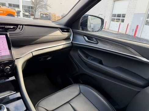 Certified 2025 Jeep Grand Cherokee L Limited w/ Luxury Tech Group II image 20