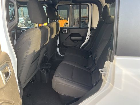 Used 2023 Jeep Gladiator Sport image 19