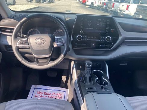 Used 2022 Toyota Highlander LE AWD/4WD image 10