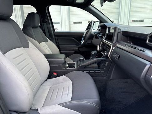 Used 2025 Toyota Tacoma TRD Off-Road image 11