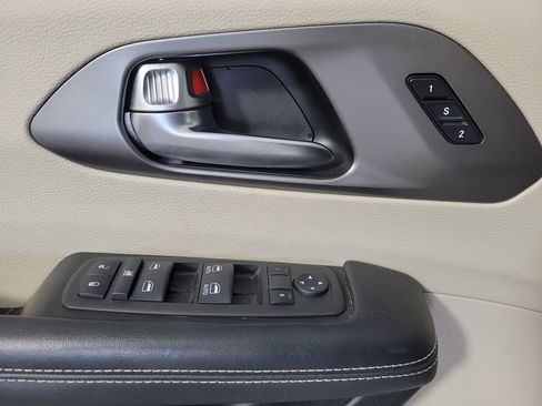 Used 2023 Chrysler Pacifica Touring-L FWD image 16