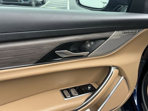 Used 2022 Jaguar XF SE image 15