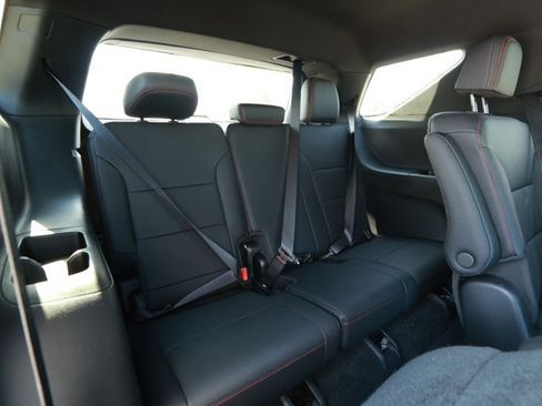 Used 2024 Chevrolet Traverse Z71 image 32