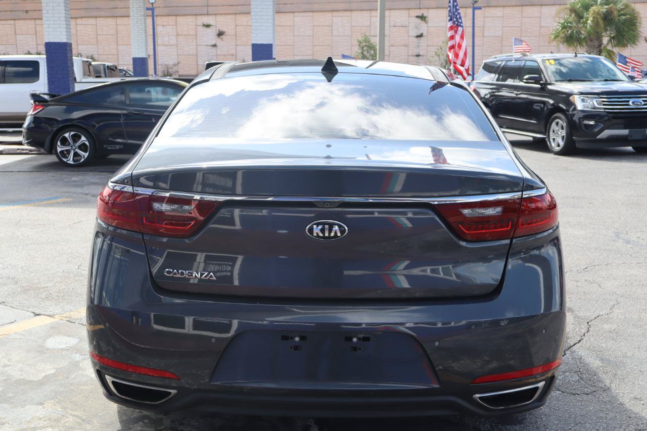 Used 2017 Kia Cadenza Premium w/ Luxury Package FWD image 6