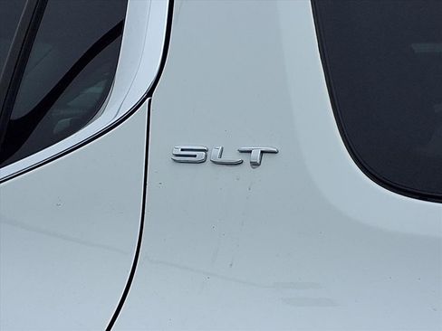 Used 2023 GMC Acadia SLT image 27