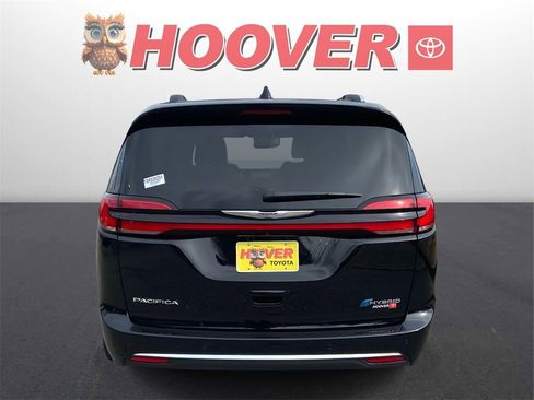 Used 2025 Chrysler Pacifica Pinnacle image 3