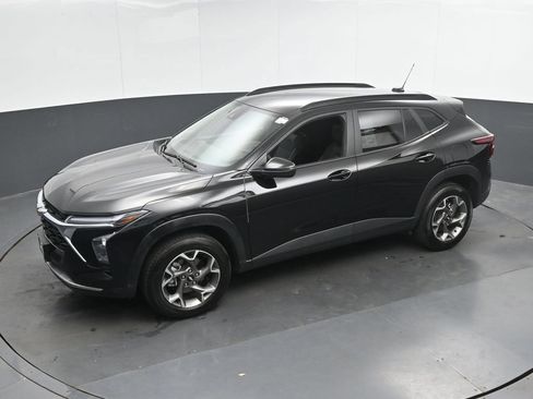 Used 2025 Chevrolet Trax LT FWD image 35