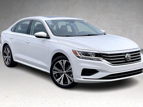 Used 2022 Volkswagen Passat 2.0T SE image 2