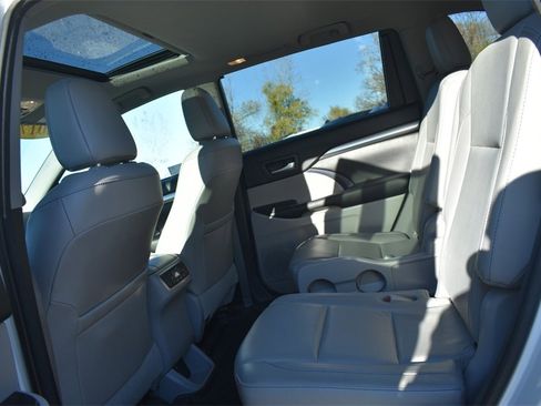 Used 2017 Toyota Highlander XLE image 23